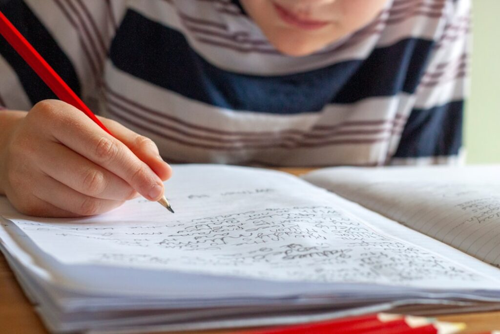 Niño resistiéndose a entrar al colegio por la mañana