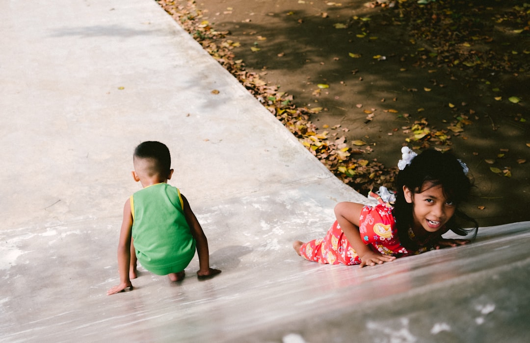 Casa de Niños Montessori en La Línea de la Concepción precio - Niños bilingües jugando al aire libre en entorno Montessori