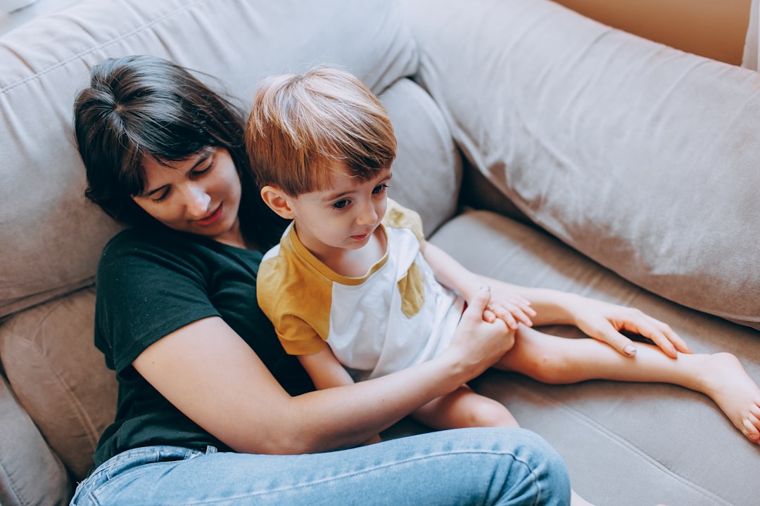 rabietas en niños - La validación y la presencia tranquila son las mejores herramientas ante un berrinche.