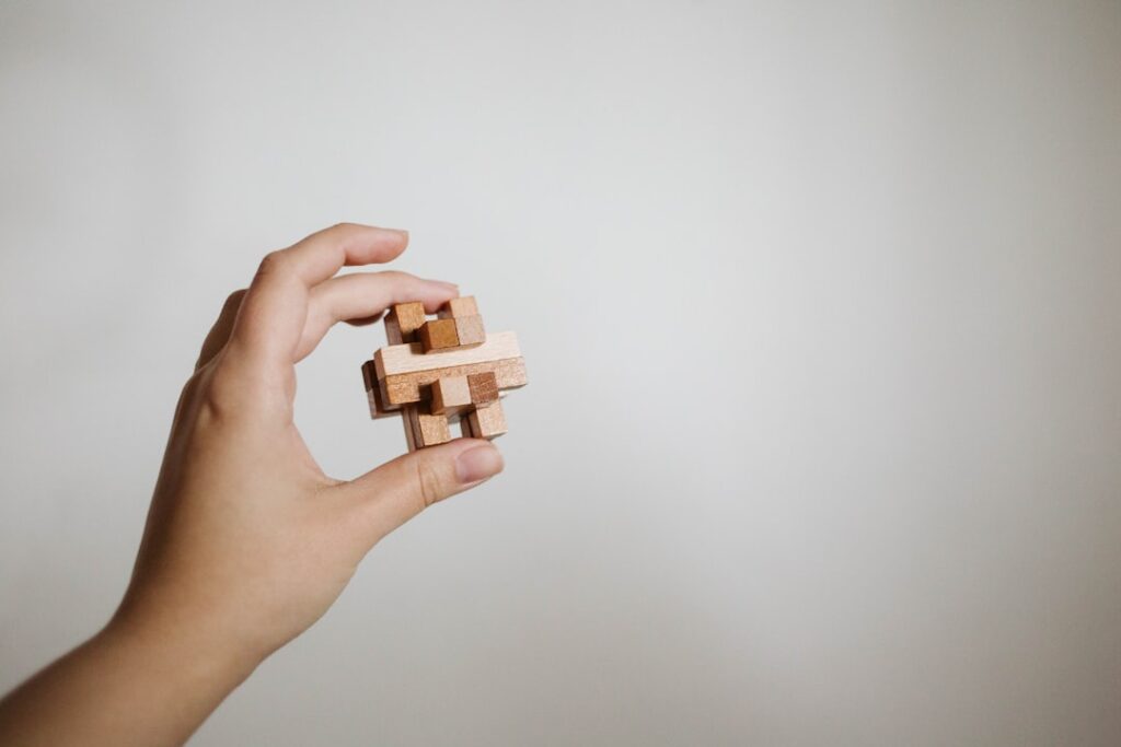 Niño concentrado construyendo con bloques abiertos