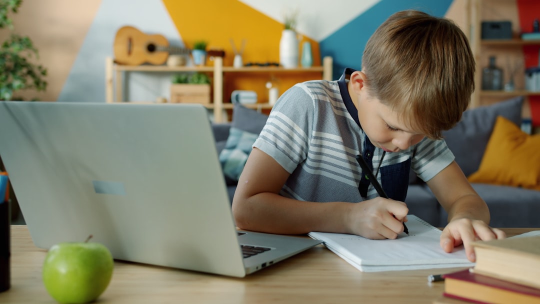 apoyos económicos para escolares en Andalucía - Alumno repasando apuntes con sus libros de texto