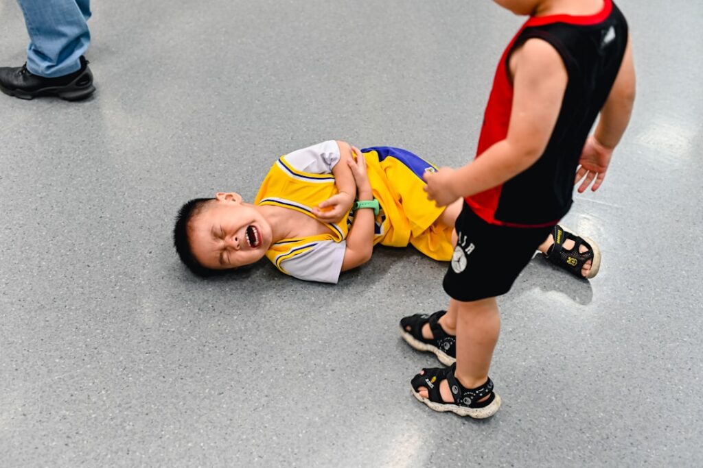Niño de dos años expresando una emoción intensa Niño de dos años expresando una emoción intensa