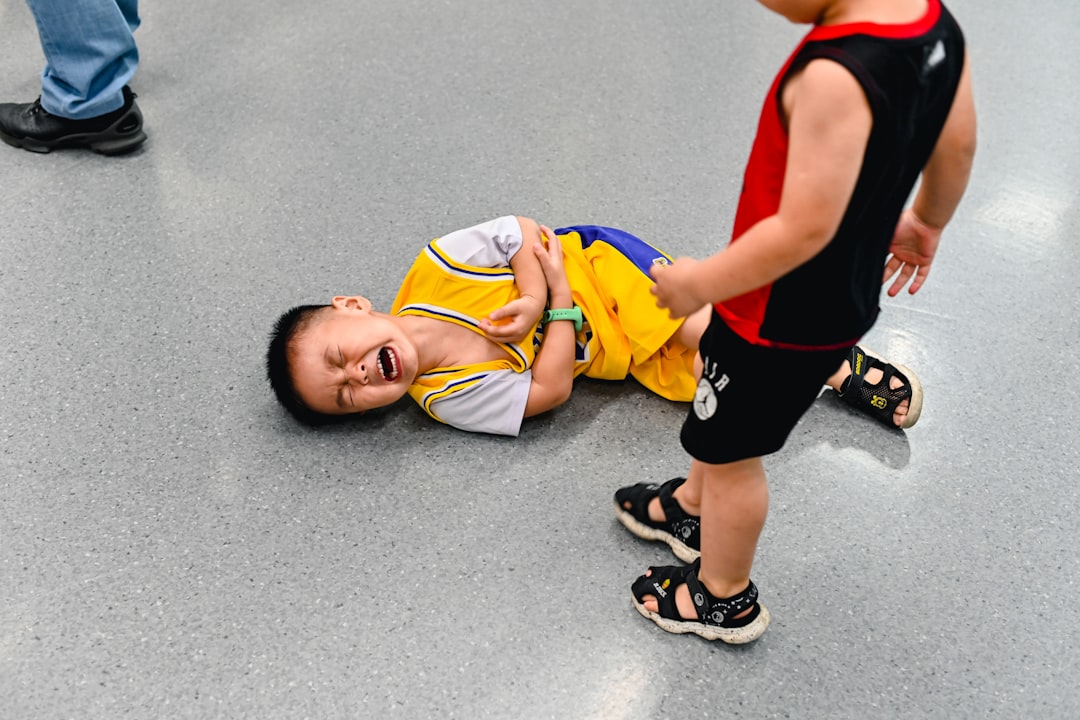 Niño de dos años expresando una emoción intensa