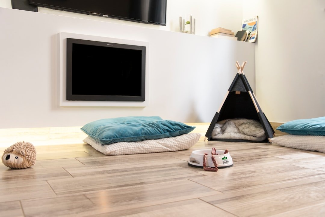 ambiente Montessori en casa - Dormitorio Montessori con cama a ras de suelo y perchero a la altura del niño.