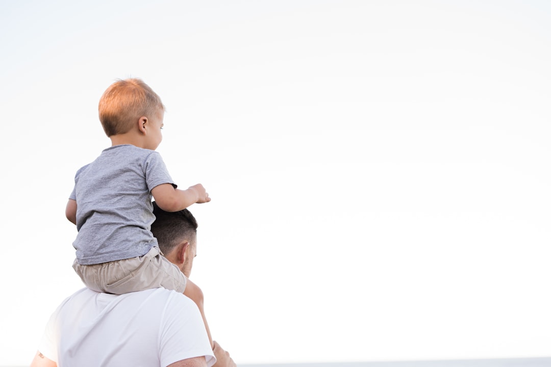 mi hijo no obedece - Madre validando las emociones de su hijo durante una rabieta