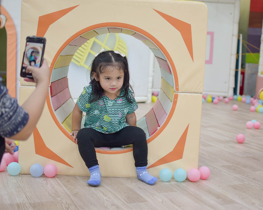 juegos sensoriales para niños - Bebé descubriendo objetos naturales en una cesta de los tesoros