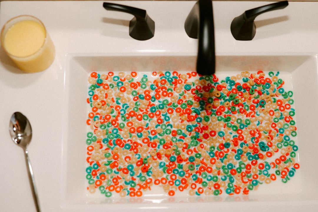 juegos sensoriales para niños - Actividad de trasvase de agua para estimulación sensorial en primera infancia