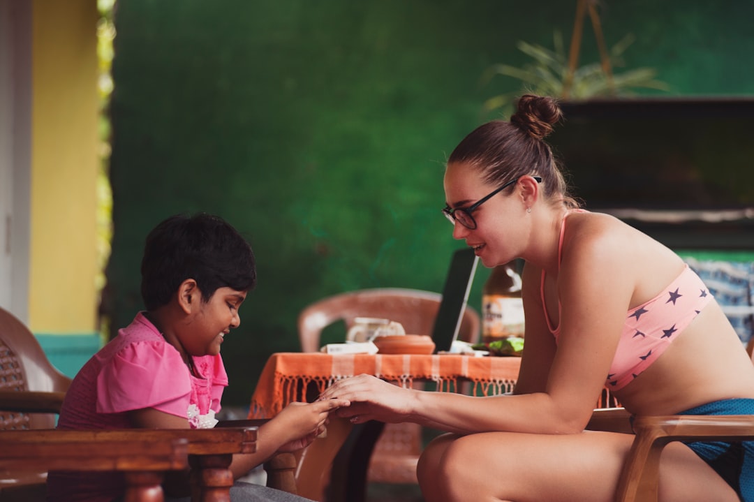 habilidades sociales en niños - Los más pequeños aprenden habilidades sociales observando a los mayores