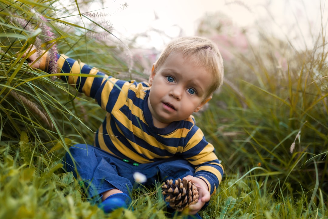 atraer la atención de los niños - Pequeño explorando materiales sensoriales con luz natural