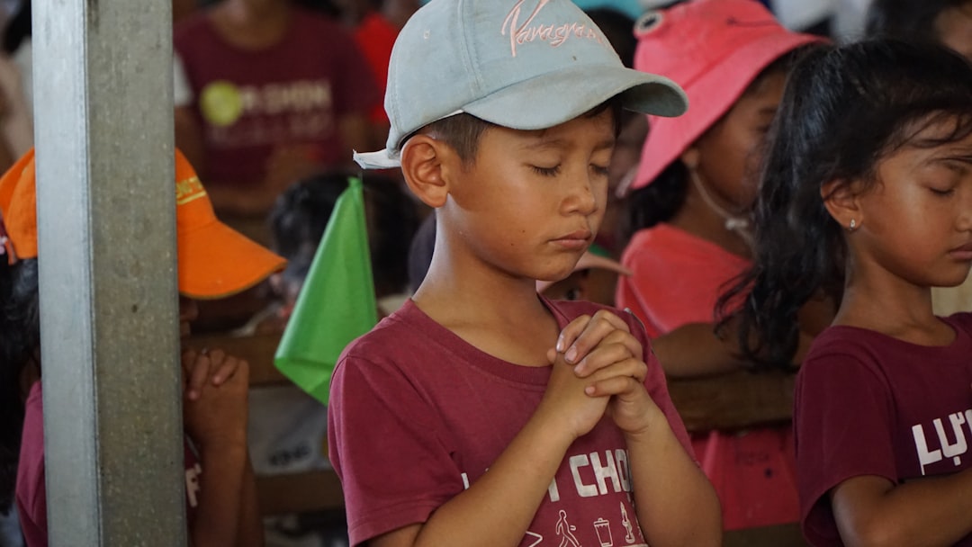 atraer la atención de los niños - Alumno de taller trabajando de forma independiente en un proyecto