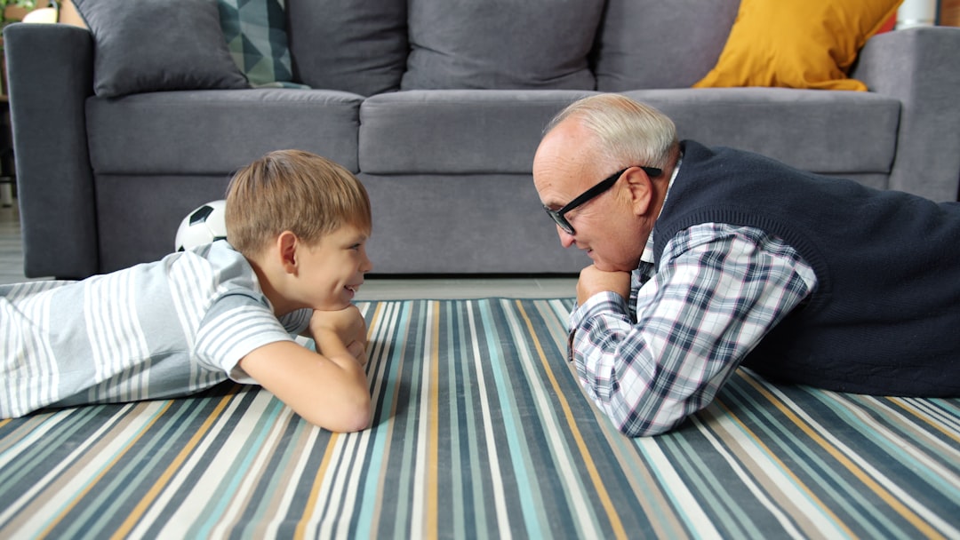 concentración infantil - Padre hablando con su hijo a la altura de sus ojos
