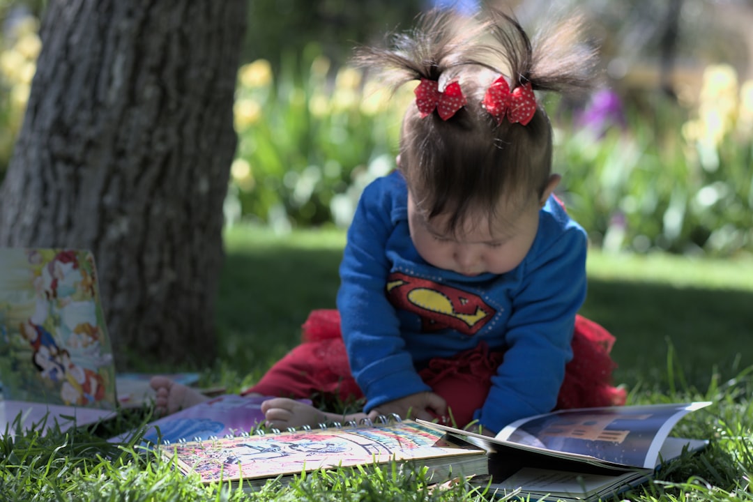 cuándo empezar a leer con niños - Bebé explorando un libro de alto contraste, una de las primeras señales de interés lector.