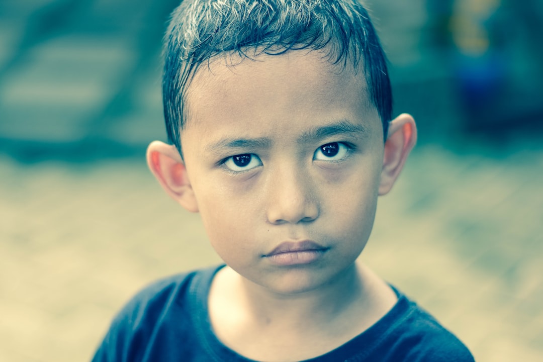 mi hijo no obedece - Niño trabajando de forma independiente en un aula Montessori
