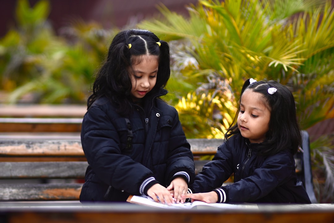 hijo que no obedece - Ambiente preparado Montessori donde los niños trabajan con autonomía