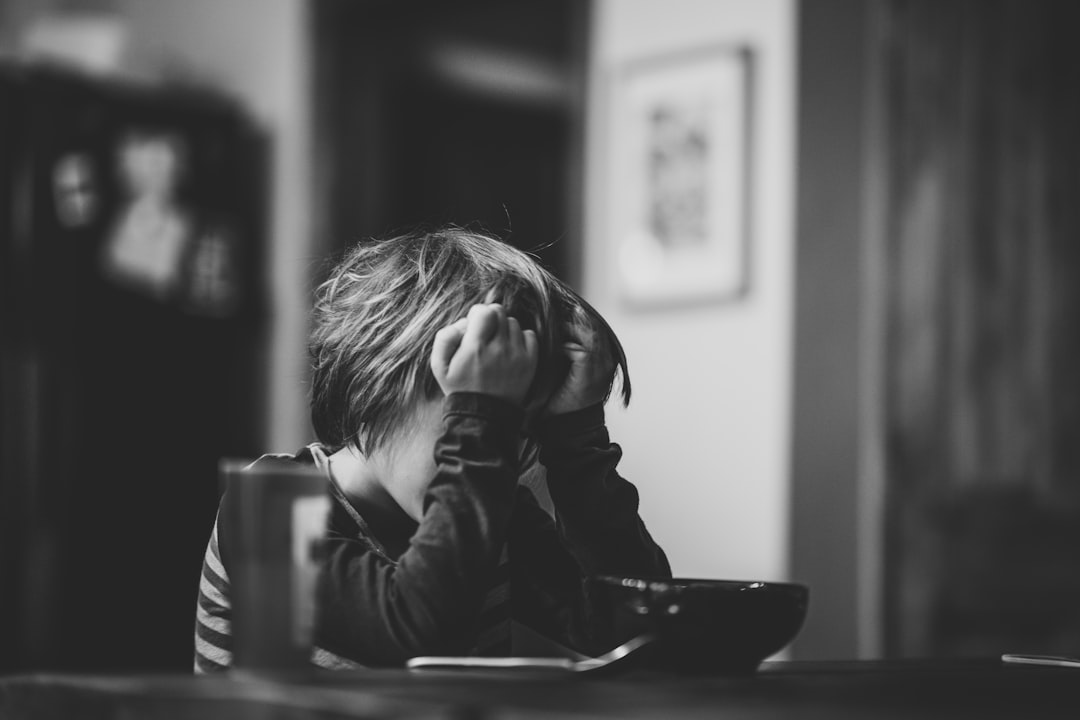 mi hijo no obedece - Padre intentando comunicarse con un niño en una rabieta