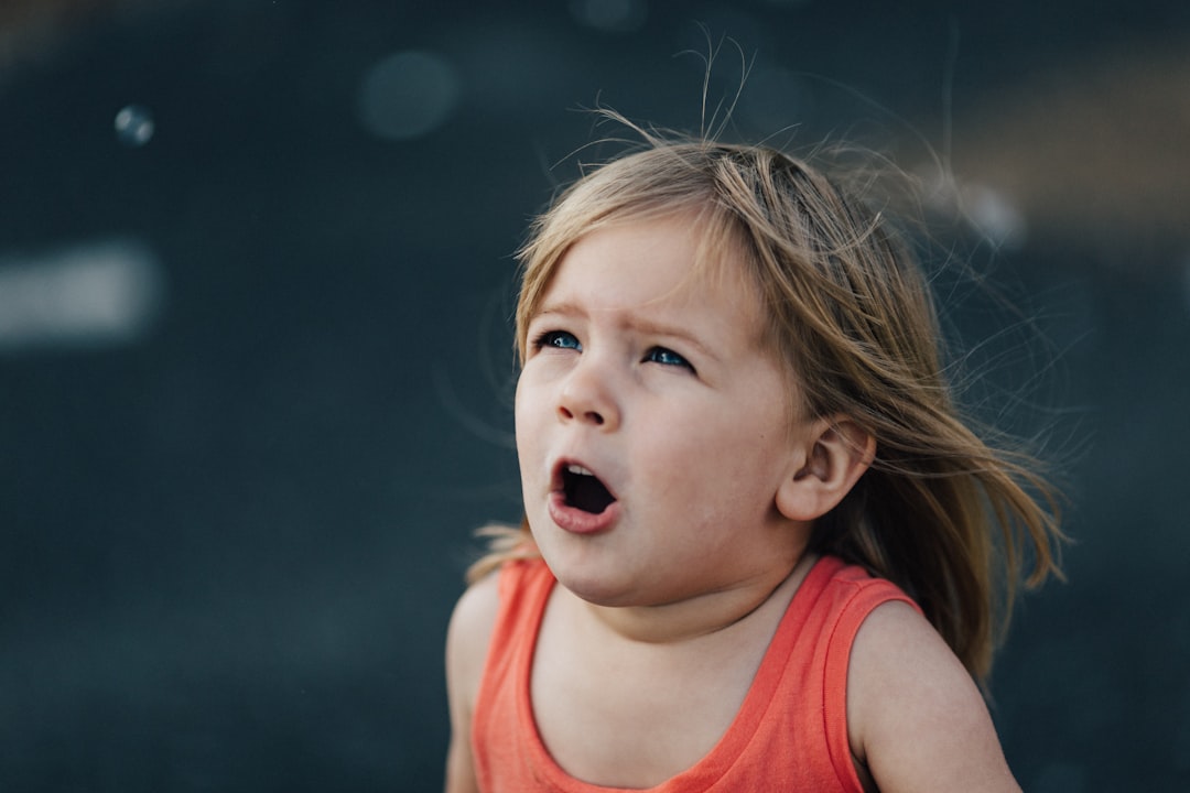 niño que no hace caso - Niño expresando frustración mientras un adulto mantiene la calma