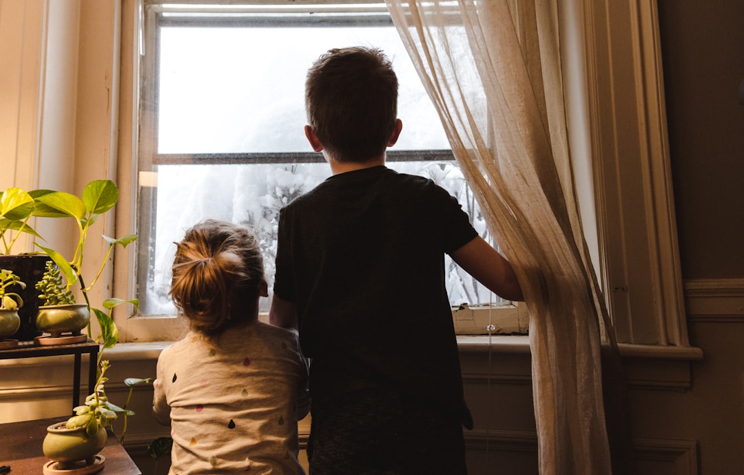 desobediencia infantil - Familia practicando crianza respetuosa en casa
