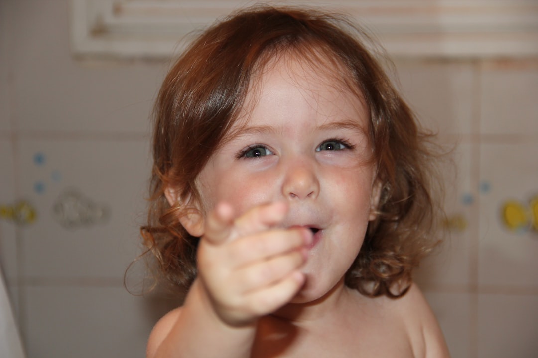 berrinches en niños de 3 años - Rincón de la calma con cojín y objetos sensoriales para autorregulación