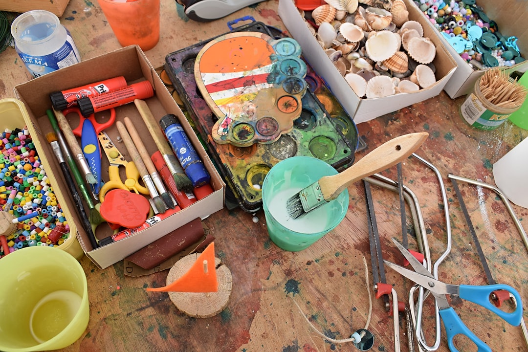 campamento de verano infantil - Niños realizando manualidades y arte durante el verano