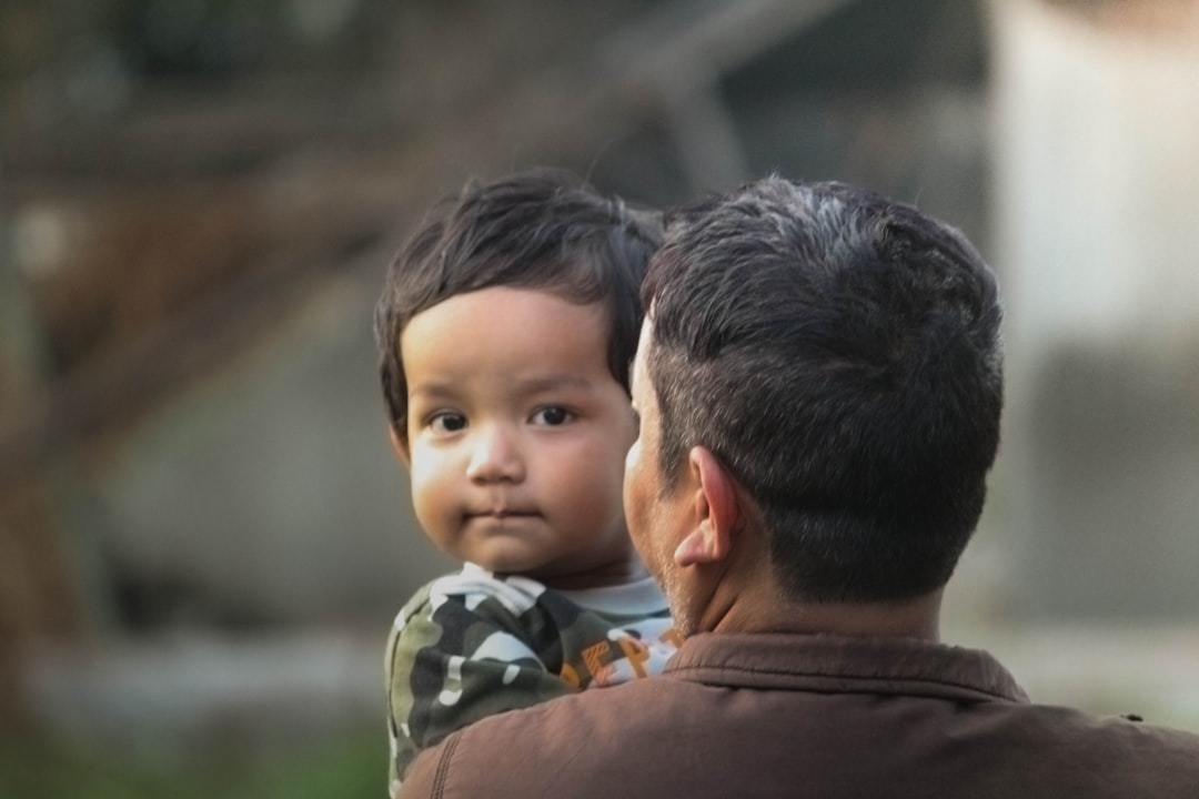 la tetera rota - Padre e hijo conversando con calma tras un accidente doméstico.