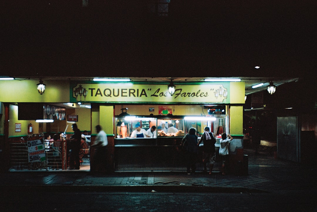 la tetera agrietada - Reunión familiar en círculo: espacio seguro para compartir verdades.