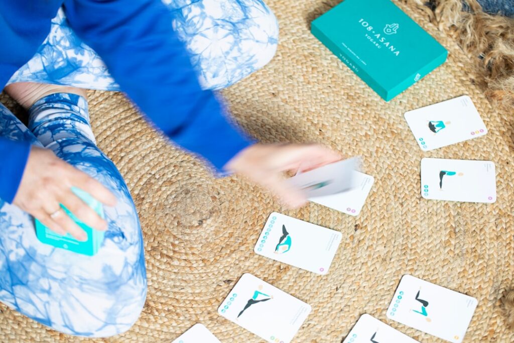 Niño vertiendo agua con jarra Montessori en casa