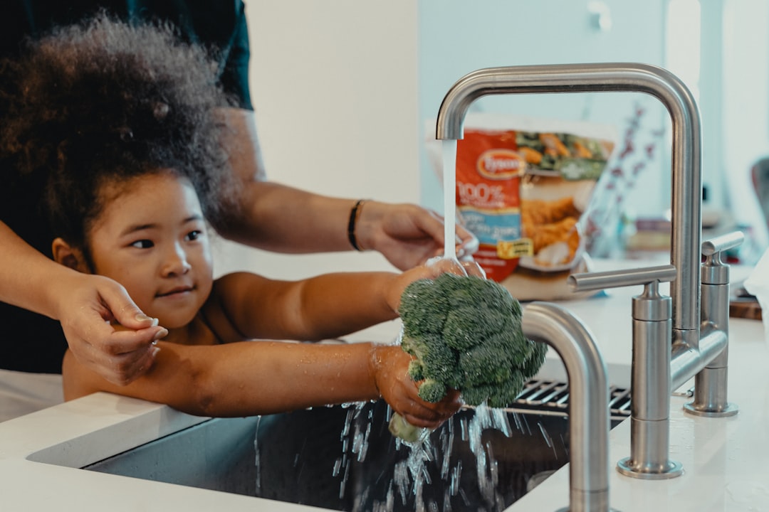 actividades Montessori para hacer en casa - Actividad de vida práctica: lavar verduras con brocha