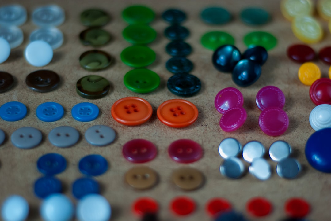 actividades Montessori para hacer en casa - Clasificación de botones por tamaño y color