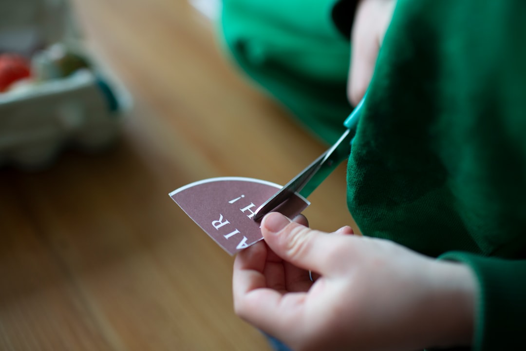 propuestas Montessori hogar - Trazado de letras lija como preparación para la escritura