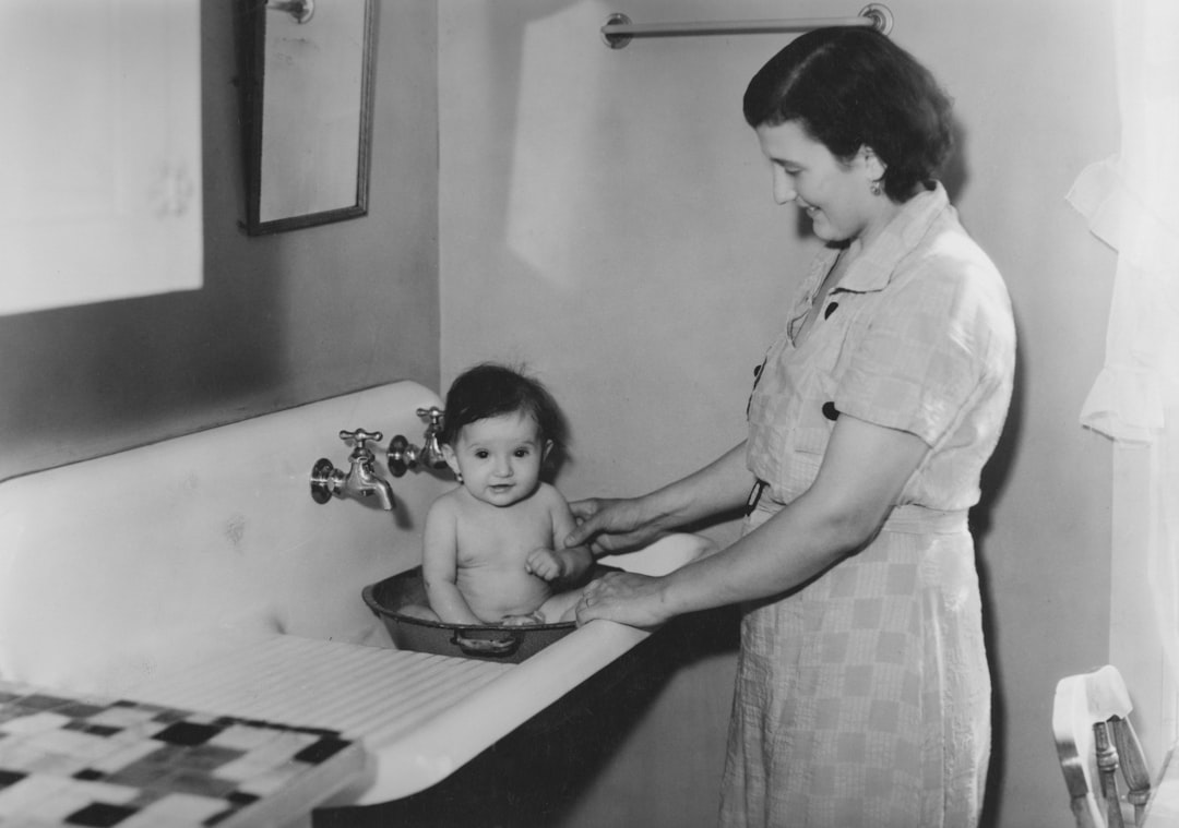 Montessori en casa - Baño adaptado: taburete antideslizante y utensilios de higiene a la altura del niño.