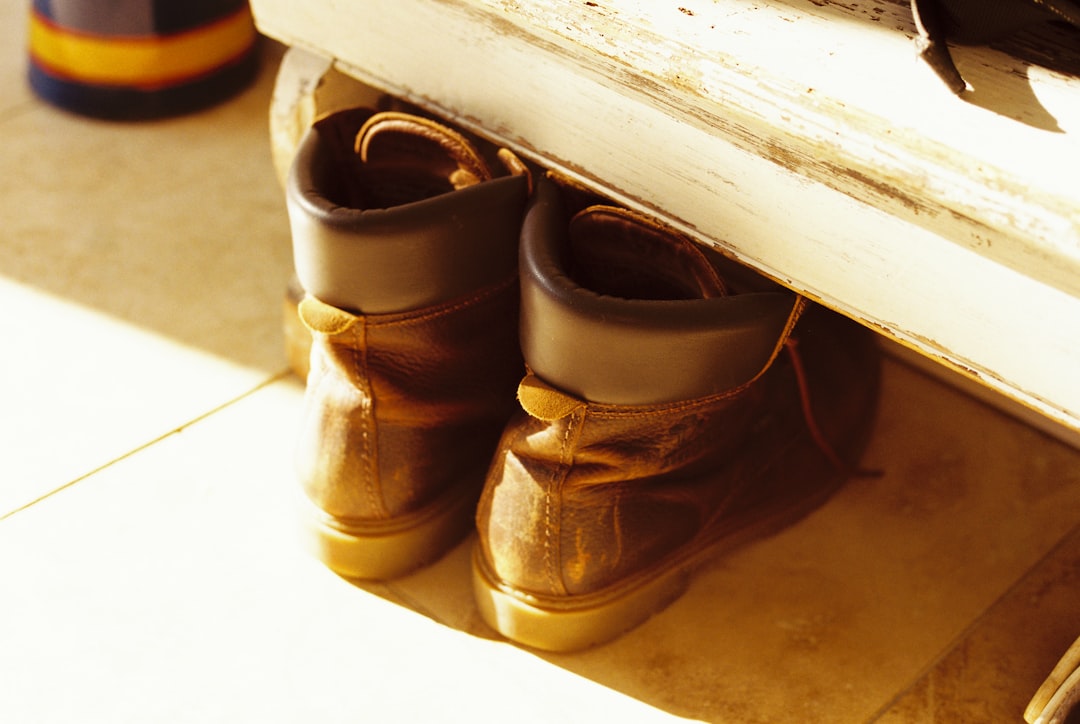 ambiente Montessori casero - Rincón de entrada ordenado con perchero bajo y zapatero para que el niño se organice solo.