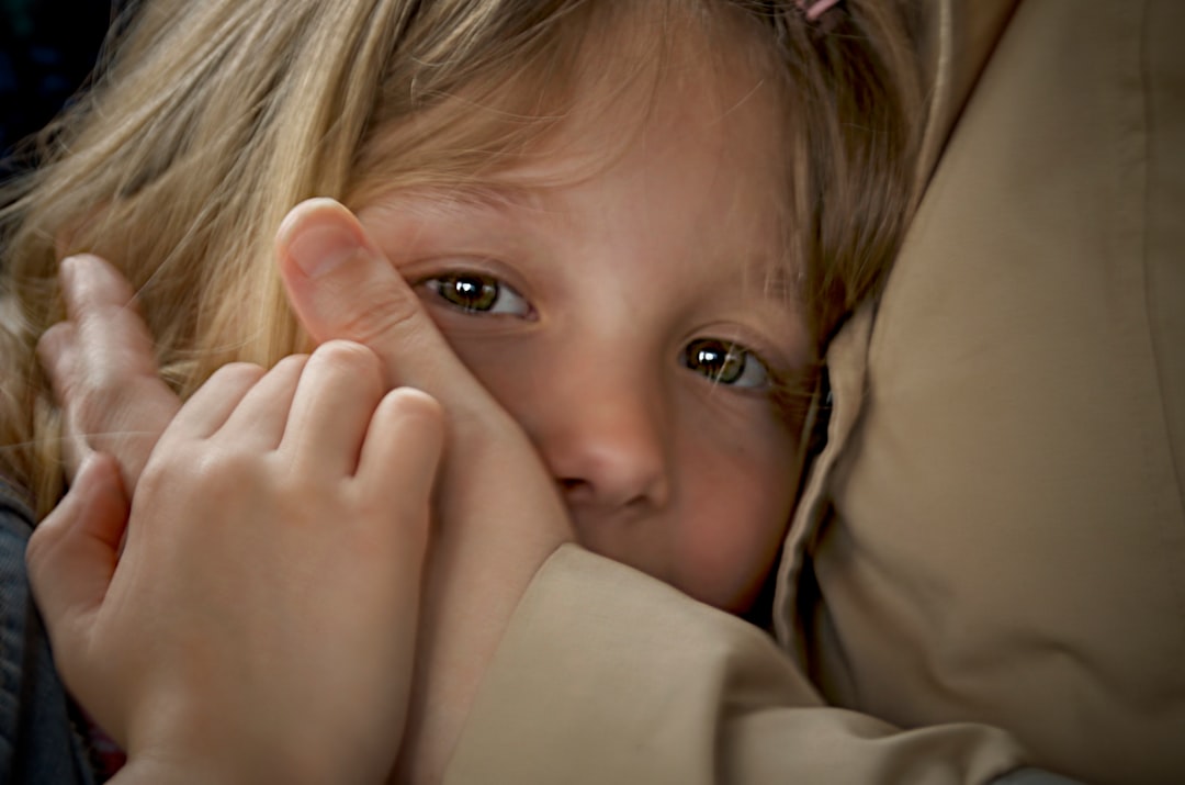 niño que no hace caso - Padre acompañando a su hijo en un momento de regulación emocional