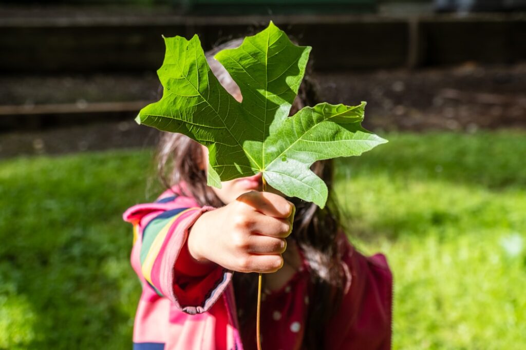Un niño explora su entorno con curiosidad, reflejo de la mente absorbente del primer plano de desarrollo Montessori.