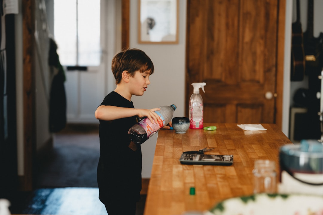 Niño ayudando con las tareas del hogar como parte de su desarrollo Montessori