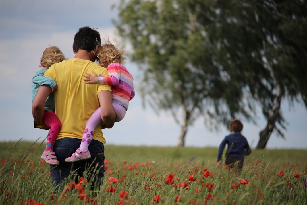enseñar a los niños a ser responsables - Pequeño de dos años imitando a sus padres con una escoba de su tamaño