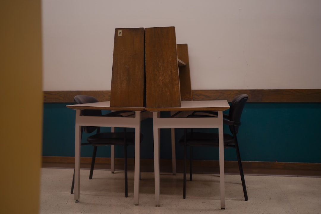 cómo educar sin gritos - Aulas Montessori con materiales accesibles invitan a la autonomía y reducen la fricción.