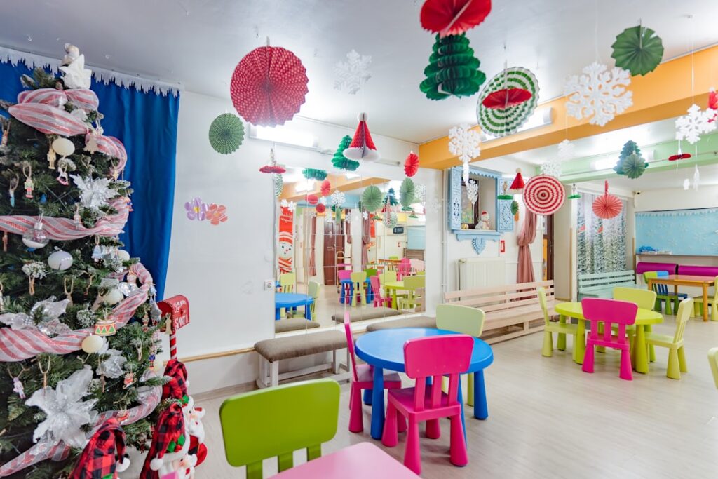 Aula de Casa de Niños Montessori con materiales al alcance de los niños