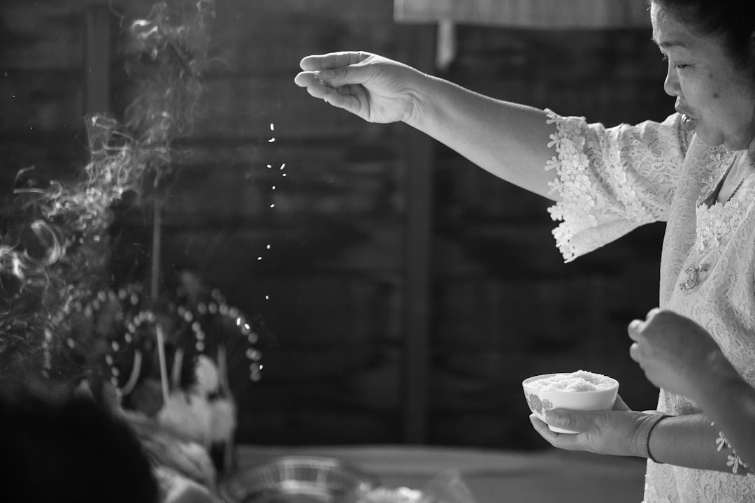Casa de Niños Montessori en Duquesa - Actividad de vida práctica: verter agua con jarras reales