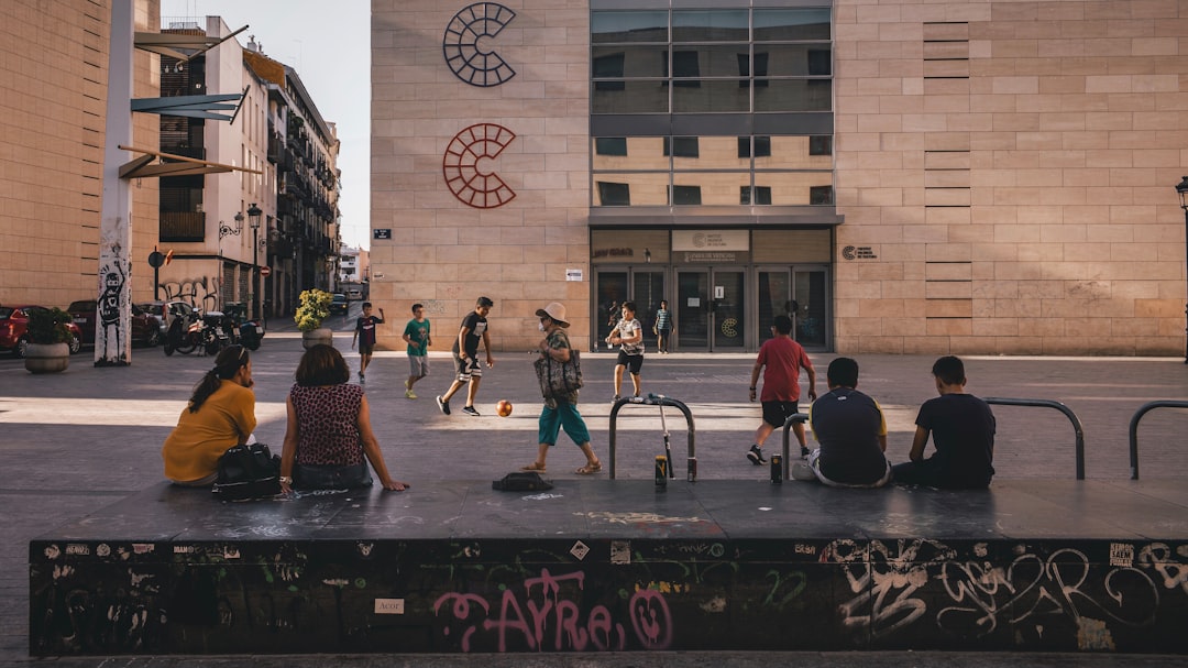 comunidad infantil Montessori Duquesa - Niños disfrutando del patio al aire libre después del ciclo de trabajo