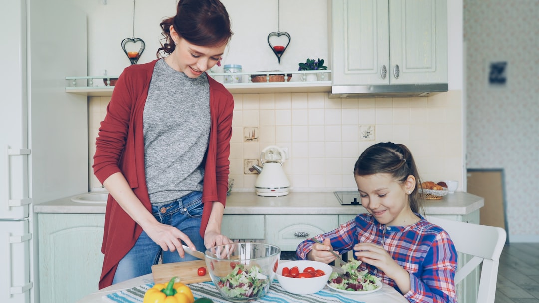 Mein Kind will nicht essen? Montessori-Strategien, die wirklich helfen