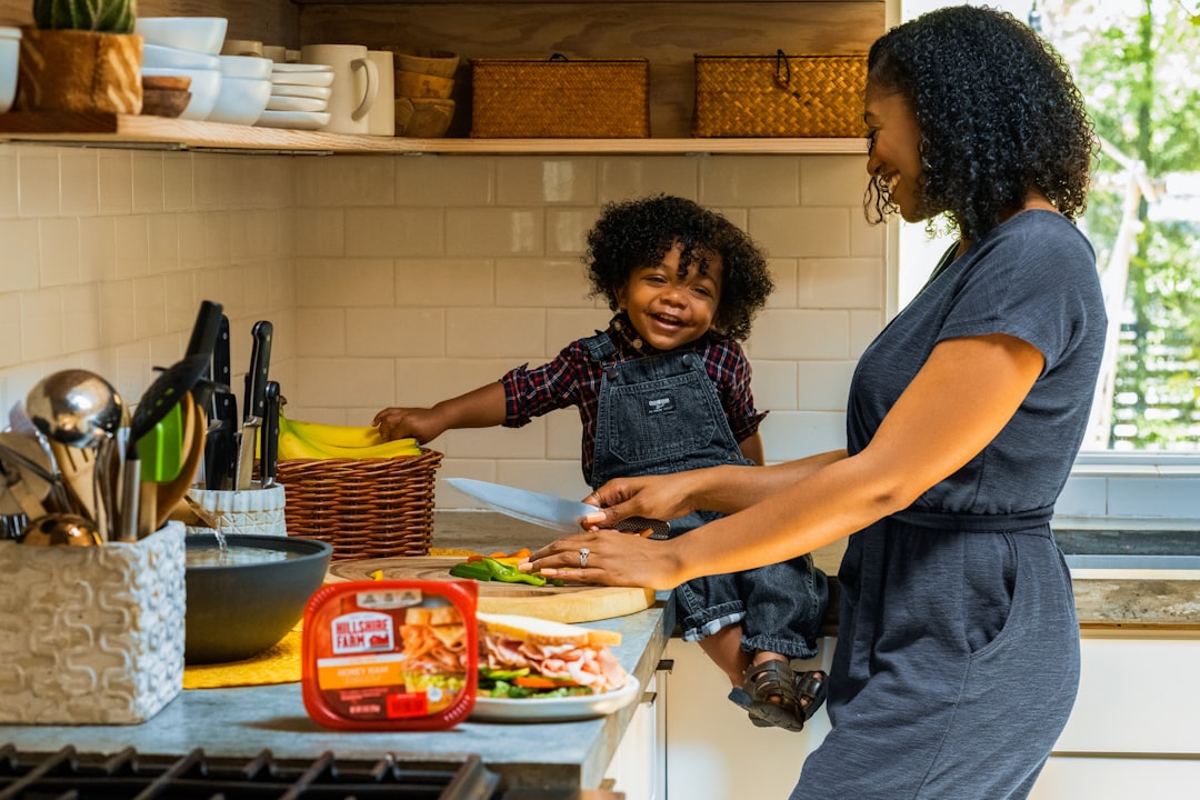 hijo no quiere comer - Pequeño ayudando a preparar la comida en la cocina familiar