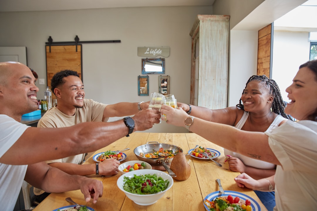 hijo no quiere comer - Familia compartiendo una comida relajada en casa
