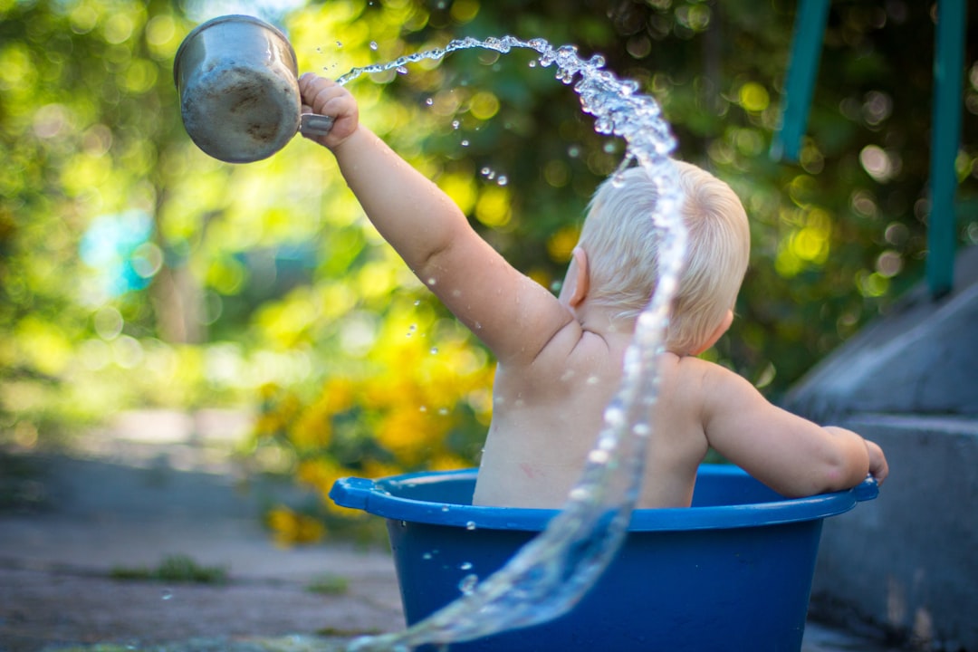 niño que no come - Niño Montessori sirviendo agua de forma autónoma