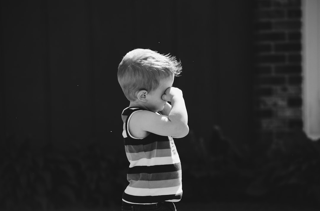 niño desobediente - El 'no' de un niño pequeño es una señal de desarrollo, no de maldad