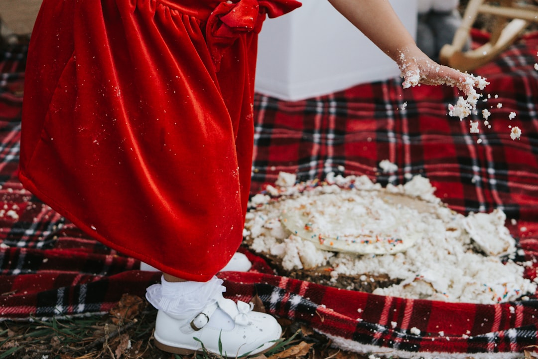 Niño pequeño explorando texturas con arroz en una actividad sensorial Montessori
