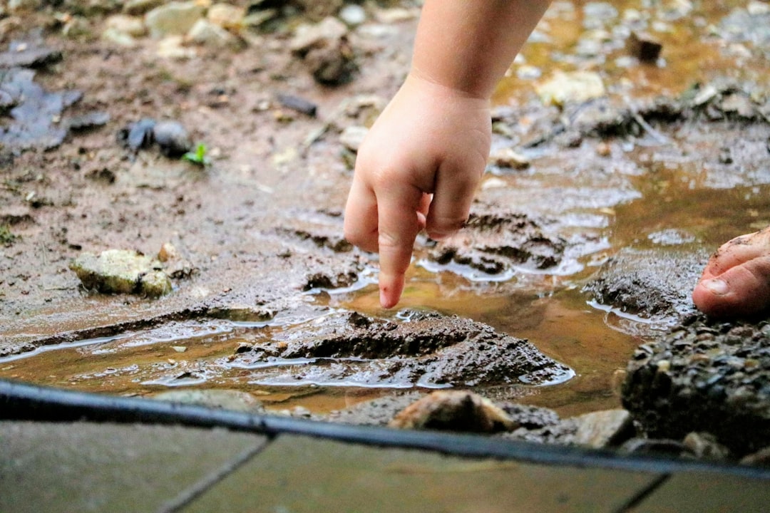 juegos sensoriales para niños de 1 a 3 años - Actividad sensorial con agua para niños de 1 a 3 años en casa