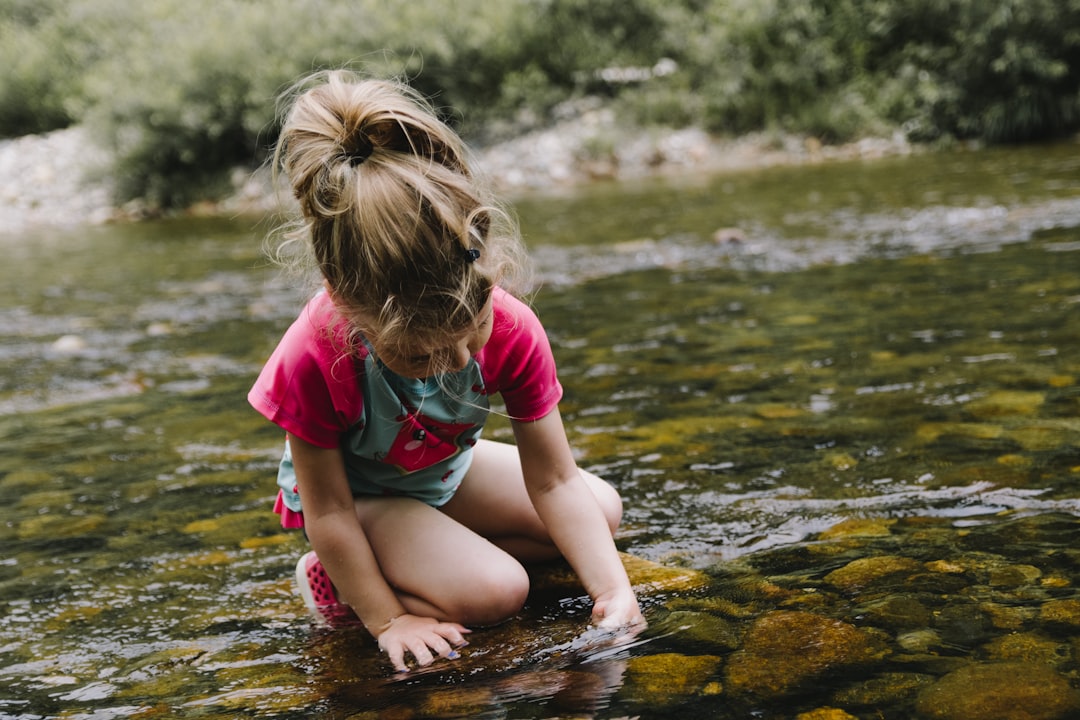 estimulación sensorial en casa - Niño disfrutando de una experiencia sensorial al aire libre en la naturaleza