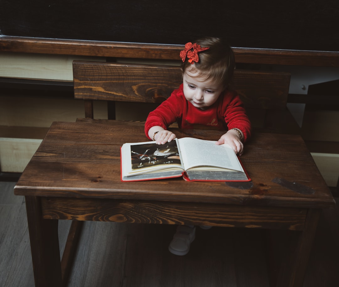 lectura para bebés - Un ambiente Montessori invita al niño a elegir sus propios cuentos.