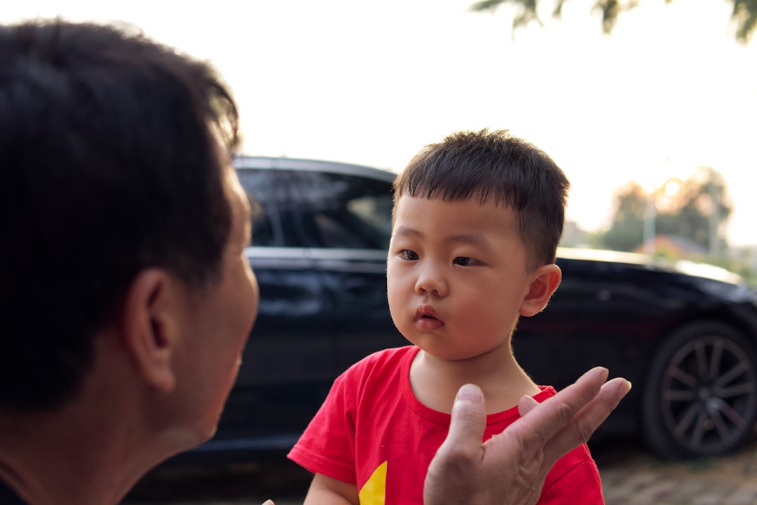el niño no obedece - Padre hablando con calma a su hijo durante una rabieta