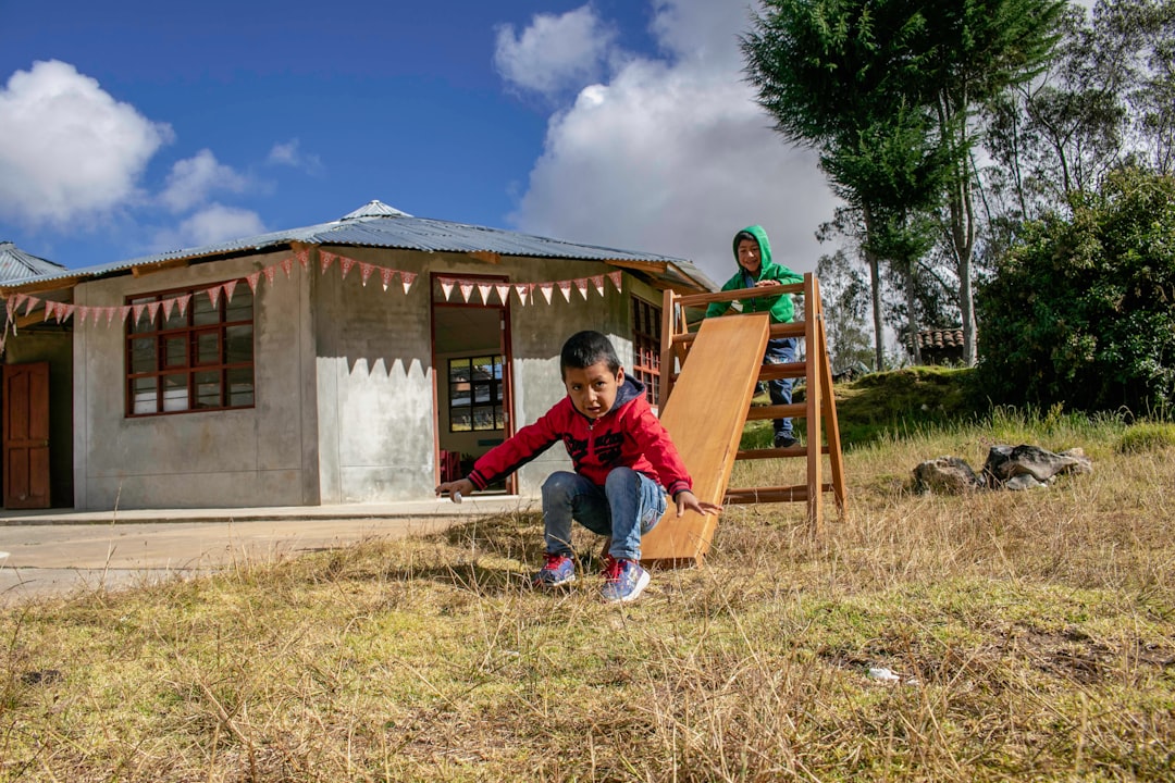 Casa de Niños Montessori - Niño desarrollando la concentración con un puzzle Montessori